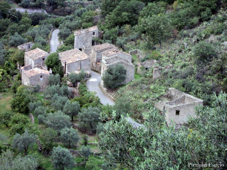 Carello borgo fantasma Calabria